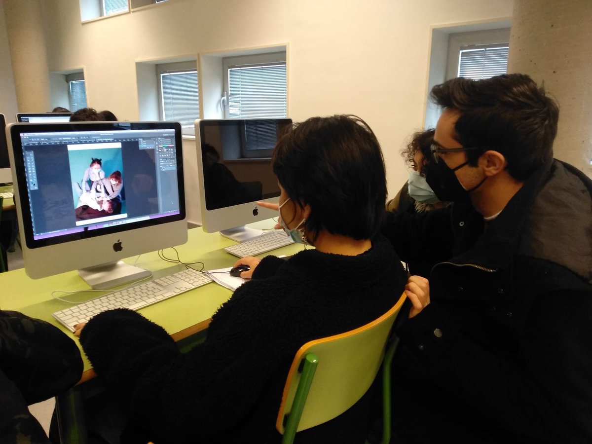 EAAlbacete's tweet photo. #artemisagentileschi homenajeada y versionada por estudiantes de primero de #bachillerato mediante el uso del #cromakey y el #fotomontaje en #culturaaudiovisual #visibilidad #pintura #fotografia #imagen #escueladearte #albacete #womenartists #mujeresartistas https://t.co/7CCOCEmrWb