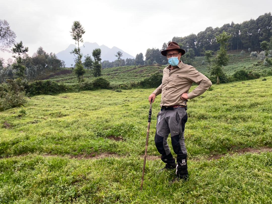 visitrwanda_now's tweet photo. Celebrated CNN news anchor @richardquest is in Rwanda for a week-long working visit. Today, he went gorilla trekking in @VolcanoesPark.

#VisitRwanda https://t.co/yaT2BicRDV