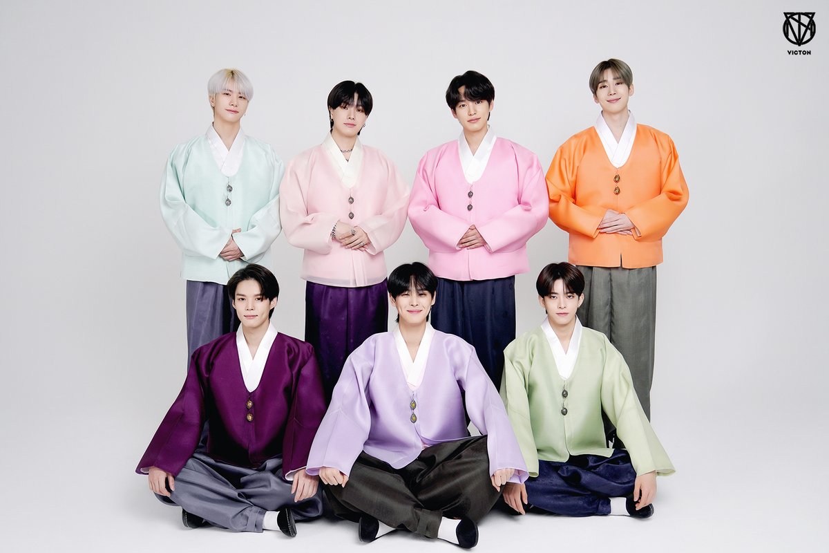 VICTON1109's tweet photo. [#빅톤]
설날을 맞이하여 빅토니들의
단체 한복 사진이 도착했습니다💌
빅토니들의 한복 사진 보고
희망찬 한 해가 되길 기도할게요!🙏💛💙

#VICTON 
#설날 https://t.co/ZL5cKlXpeJ