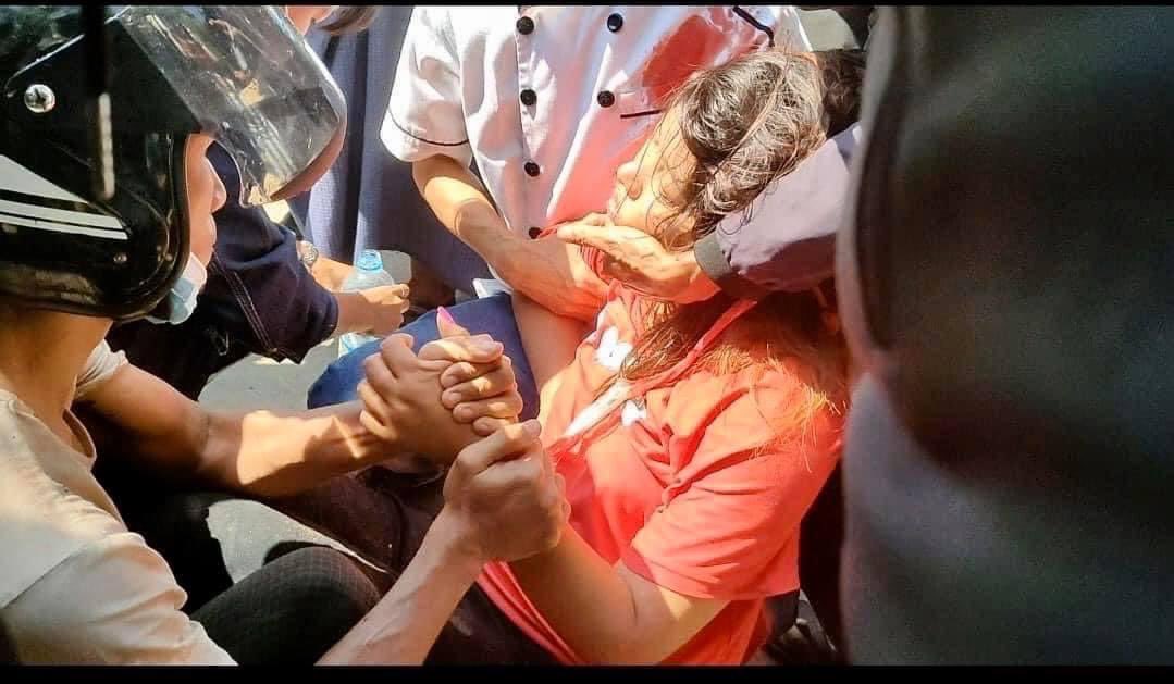 AzualJ's tweet image. Police shooting protesters who are protesting peaceful in their own space. 🙌🏻😭

#HearTheVoiceOfMyanmar 
#RejectTheMilitaryCoup 
#SaveMyanmar