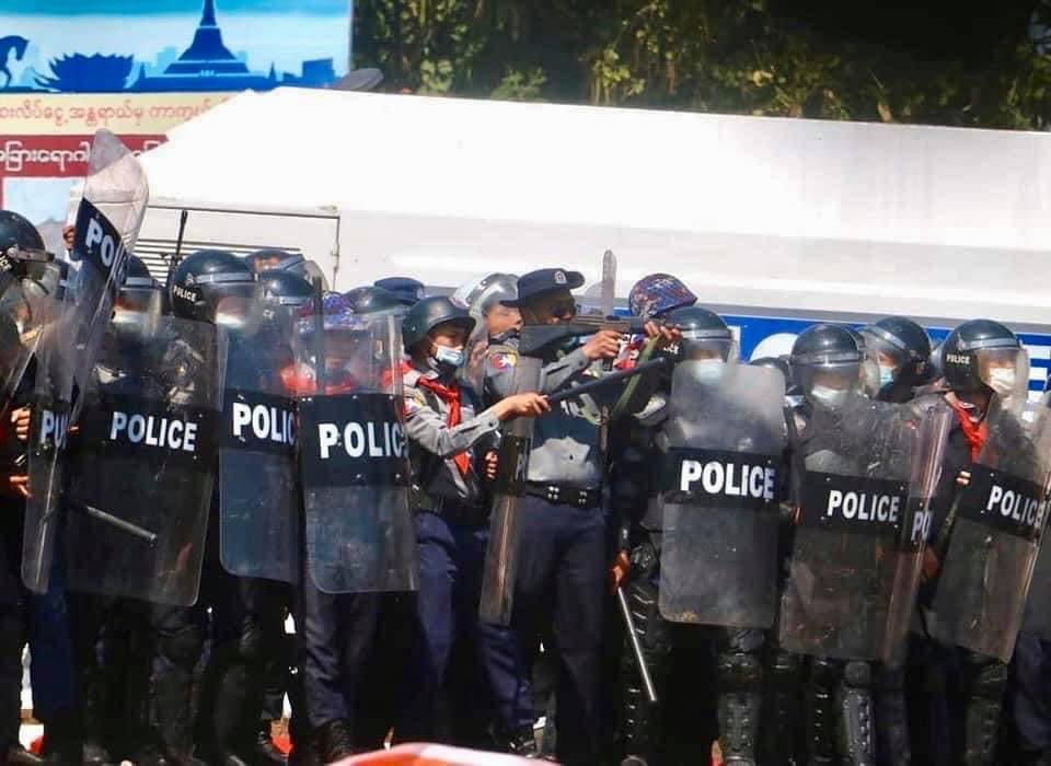 AzualJ's tweet image. Police shooting protesters who are protesting peaceful in their own space. 🙌🏻😭

#HearTheVoiceOfMyanmar 
#RejectTheMilitaryCoup 
#SaveMyanmar