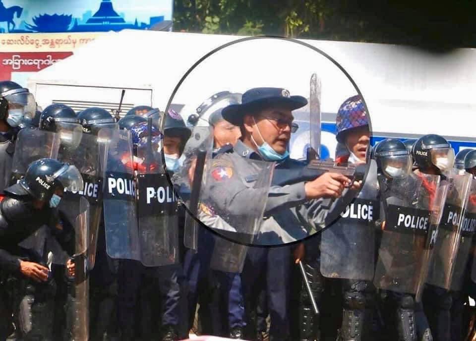AzualJ's tweet image. Police shooting protesters who are protesting peaceful in their own space. 🙌🏻😭

#HearTheVoiceOfMyanmar 
#RejectTheMilitaryCoup 
#SaveMyanmar