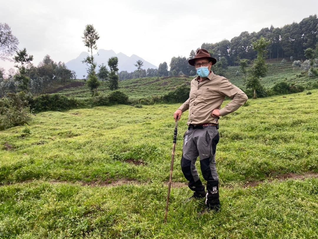 rbarwanda's tweet photo. PHOTOS: 
Renowned CNN Business news anchor @richardquest
begins a week-long working visit in Rwanda. This Tuesday, Quest went gorilla trekking in @VolcanoesPark. #RBANews 

📸: @visitrwanda_now https://t.co/PiJMWoSttY