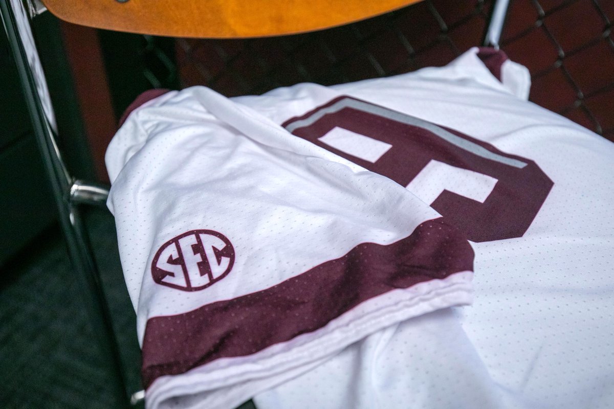 Let's get things started!

🚨 RETWEET to win:
↪️ White Jersey, No. 9️⃣ 

#GigEm
