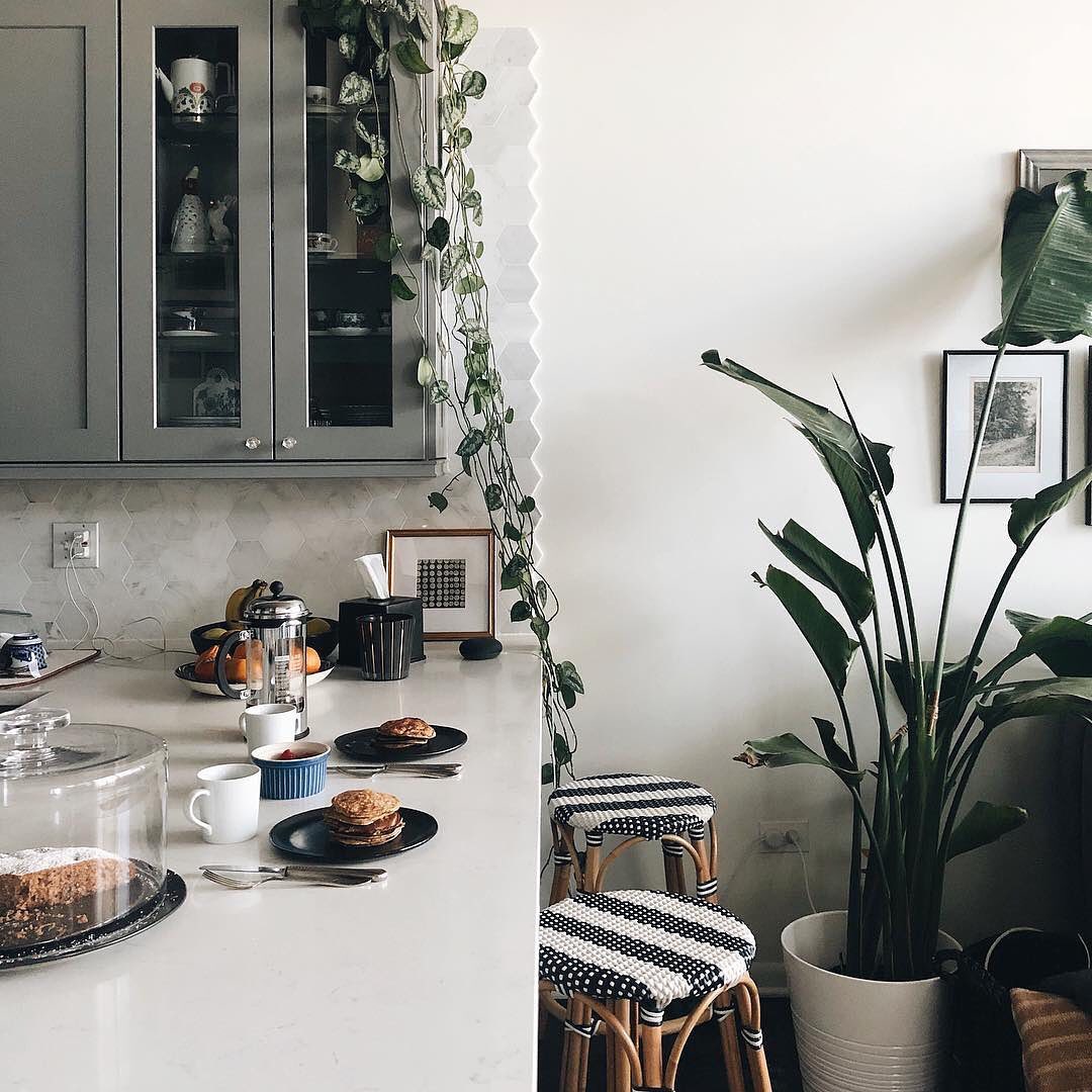 Upgrading the hardware in your kitchen is one of the quickest, easiest and most affordable ways to make an impact. Are you ready for a change? 
Crystal knobs add a touch of sparkle to this cute kitchen
#jewelryforyourhome #kitchencabinets #kitchenhardware #kitchenware