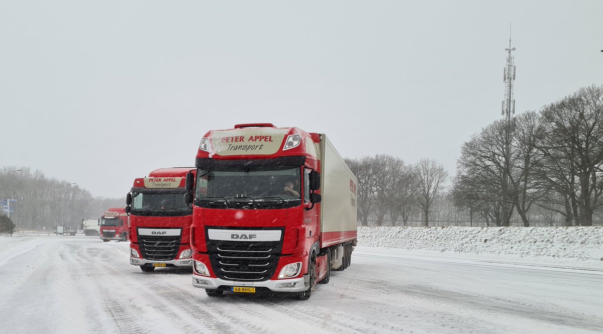 Respect voor onze bikkels die de afgelopen dagen door weer en wind hebben doorgereden om te zorgen dat wij allemaal te eten hebben.
#sneeuw #winter #trots #vrachtwagenchauffeur #vrachtwagen #transport #slimopweg #nederland #samenmeerdanlogisch #stoer #supermarkt