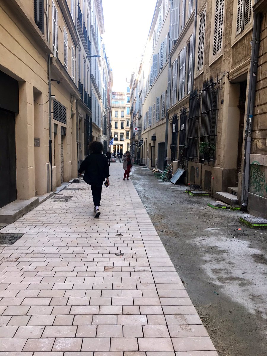 Marseillecentre's tweet image. Les travaux rue Venture avancent avec la création de fosses à planter permettant aux commerçants et habitants de poursuivre le verdissement de la rue 🌿#requalification #verdissement #centreville #Marseille @AMPMetropole @marseille
