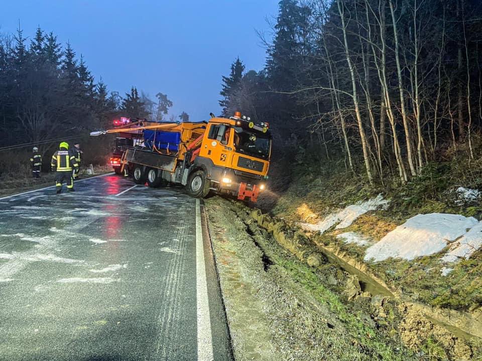 📟 T1-LKW Bergung
📅 07.02.2021
⌚ 03:39 Uhr
🌐 B38 - Fuglau
🚒 FF Fuglau 
🚒 FF Horn
🚒 FF Röhrenbach
🚒 FF Hollabrunn
🚓 Polizei

⚠️ Streuwagen im Graben

#einsatz #presse #einsatzdoku #feuerwehr #122live
