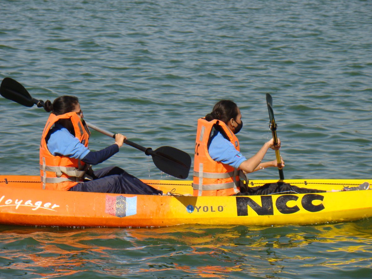 DefencePRO_Guj's tweet photo. #NationalCadetCorps #Gujarat as part of Social Service Activity 100 cadets of #1GujNavalUnit #Ahmedabad conducted a unique Boat Awareness Rally &amp; spread  msg of Swachhta &amp; Cleaning of Water Bodies
at  #KankariyaLake 
 @SpokespersonMoD @HQ_DG_NCC https://t.co/F1ZDAdGd6d