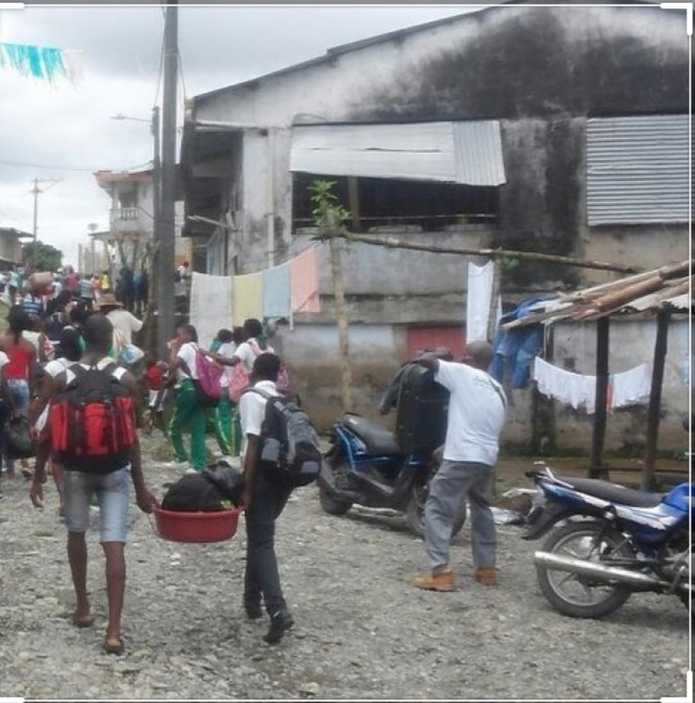 lenisoscar1's tweet photo. #Sosbuenventura #caliporelpacifico es triste ver cómo cantidad de familias de pescadores tienen que dejar sus viviendas para que no los maten.@DefensoriaCol @MinInterior https://t.co/FPh9Mfp5Jx