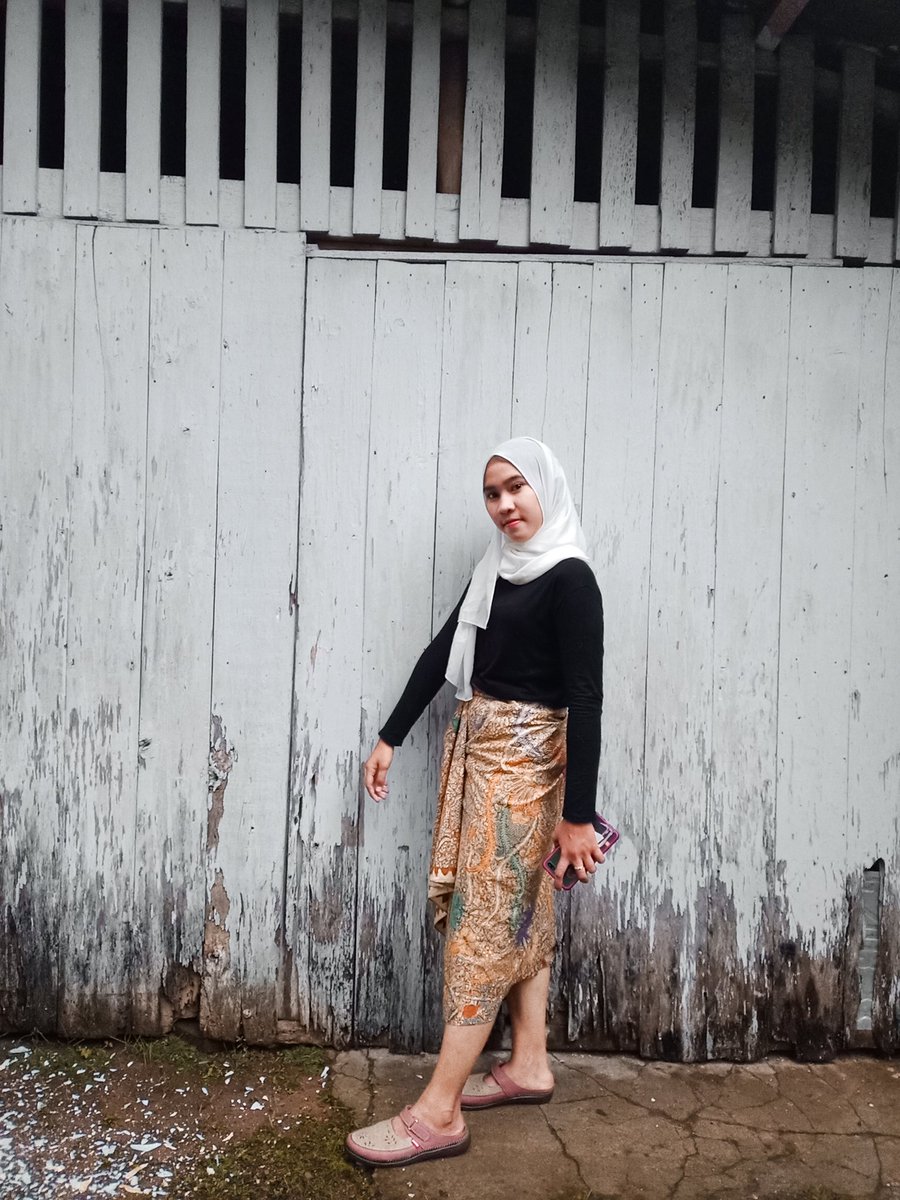 iyyainiituuakuu's tweet photo. Ga sesuai ekspektasi...
Knapa yg laen pd bagus kok aku malah wagu....
#BatikChallenge #engkaukuhargai https://t.co/GCjA7JpGtO