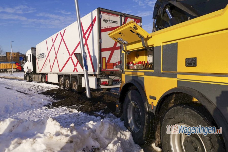 Vrachtwagenchauffeur in #Bennekom denkt A12 op te rijden en komt vast te zitten. 112Wageningen.