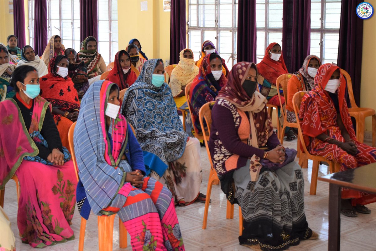 JanVikasSamiti's tweet photo. In presence of Mr. Anuj Kumar Singh - AGM, #Varanasi @NABARDOnline we recently organized a sensitization program themed as 'Women #Livelihood through #Entrepreneurship' where 72 women from 16 villages of Harahua block participated. βπ»π©π»π§π»π΅π°
#LivelihoodGenerationTrainingProgram https://t.co/q7bDfLu40K