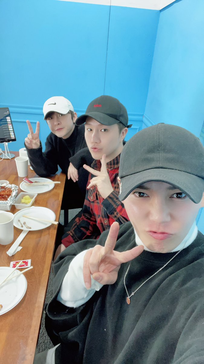 ntbofficialntb's tweet photo. [📷] #NTB #엔티비 #브이라이브

오랜만에 다 같이 방송하니까 재밌었다 ㅋㅋ
엔시프도 즐거운 저녁식사 했을까~😚

#엘민 #서웅 #재하 #LMIN #SEOWOONG #JAEHA https://t.co/qd5B3e3Hw8
