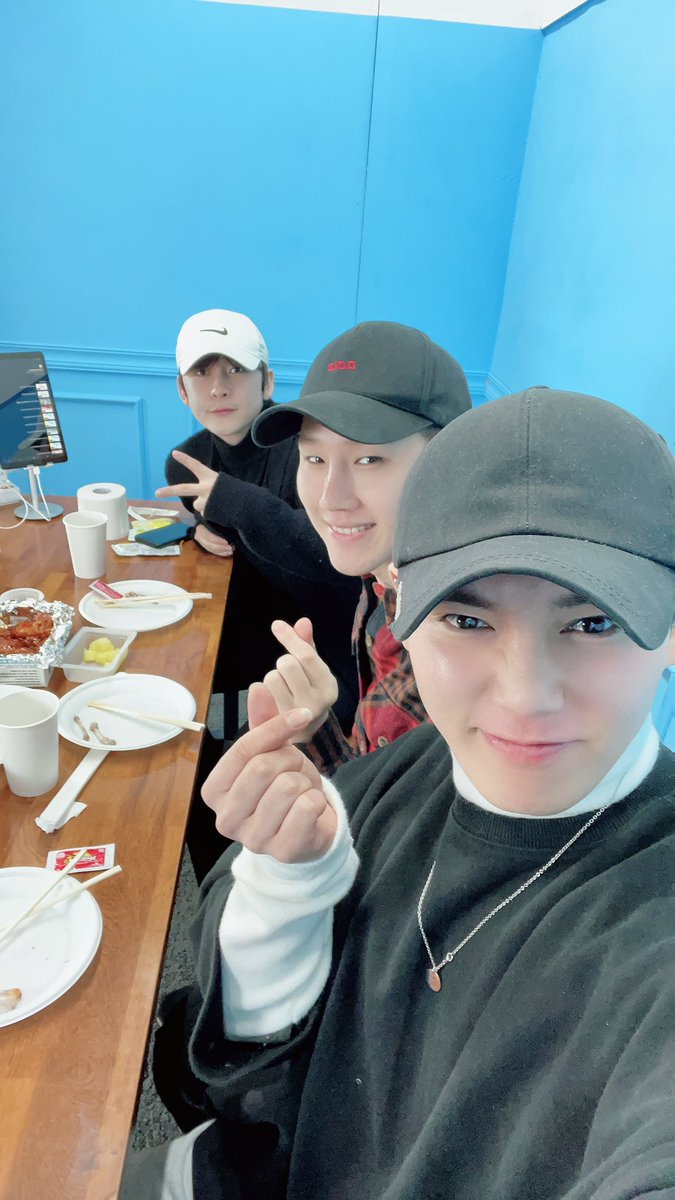 ntbofficialntb's tweet photo. [📷] #NTB #엔티비 #브이라이브

오랜만에 다 같이 방송하니까 재밌었다 ㅋㅋ
엔시프도 즐거운 저녁식사 했을까~😚

#엘민 #서웅 #재하 #LMIN #SEOWOONG #JAEHA https://t.co/qd5B3e3Hw8