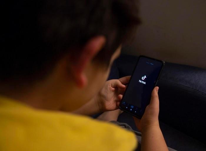 sole24ore's tweet photo. #TikTok blocca gli #under13. Parte oggi la campagna vaccinale per le categorie essenziali degli #under55. Se ne parla a #Start, il #podcast del #Sole24Ore su Spreaker: https://t.co/KtLFyEFYgu https://t.co/xXvaQIrPEd