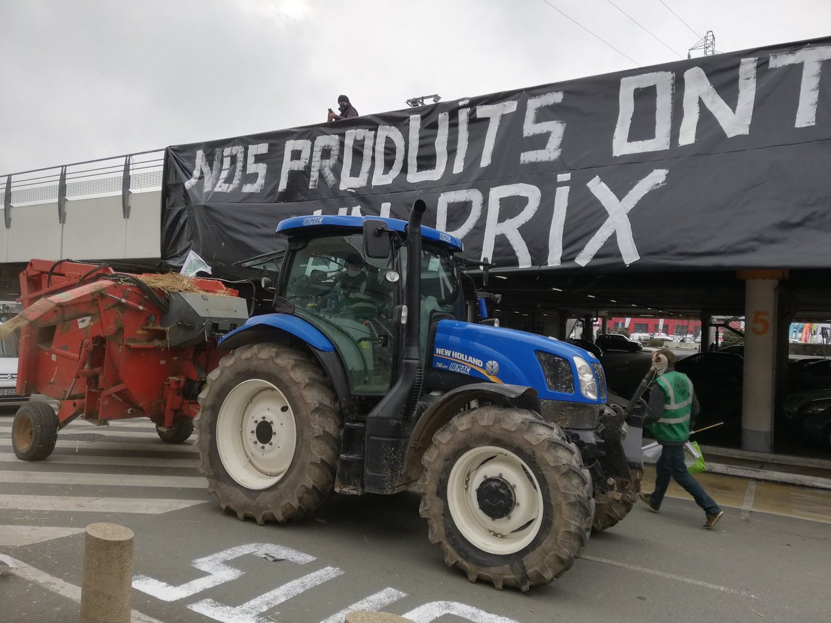 FDSEA49's tweet photo. Action acte 2 en cours à #carrefour St Serge #Angers avec @JeunesAgri49. Pour la strict application des #Egalim https://t.co/5rI2jn9ESe