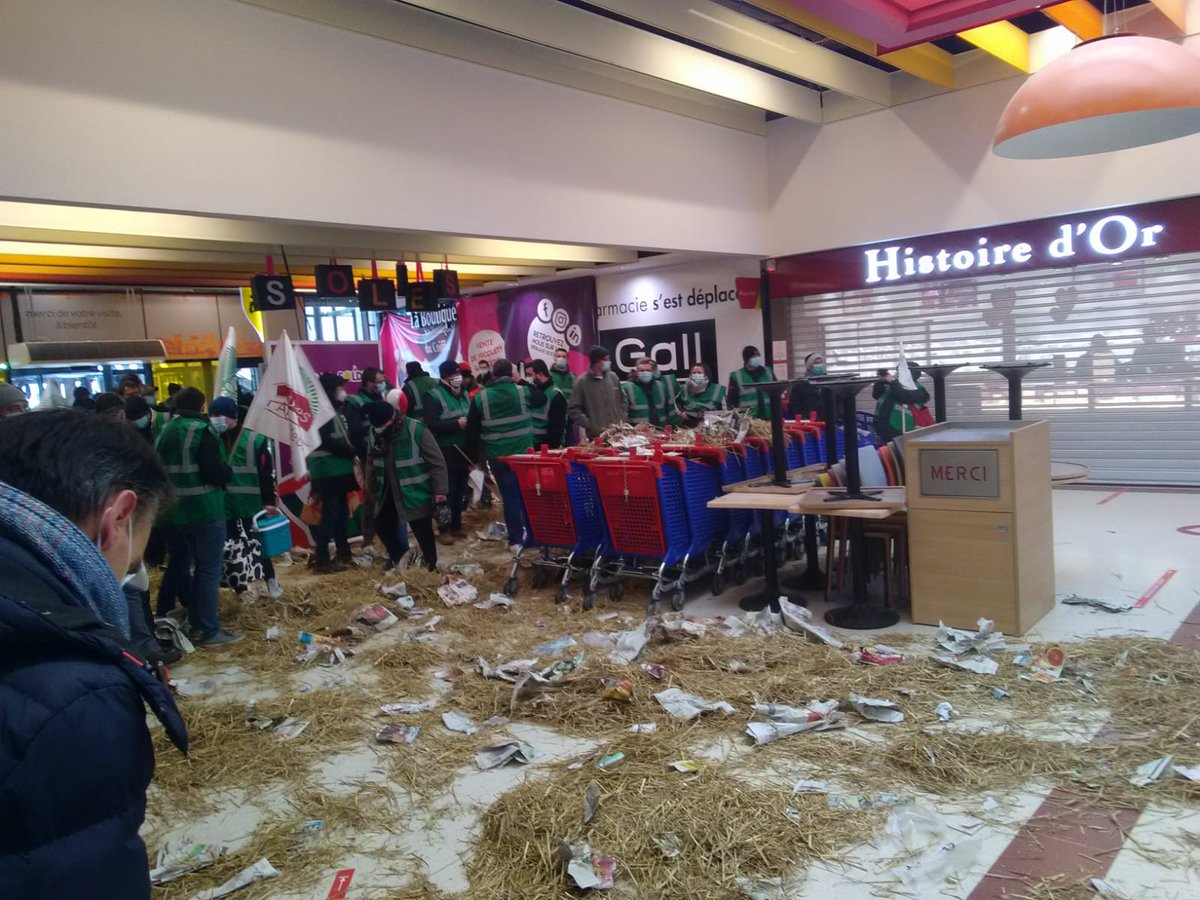 FDSEA49's tweet photo. Action acte 2 en cours à #carrefour St Serge #Angers avec @JeunesAgri49. Pour la strict application des #Egalim https://t.co/5rI2jn9ESe
