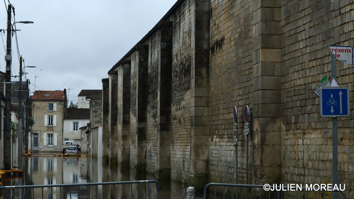 Retour en image sur l'évacuation préventive des détenus de la maison d'arrêt de Saintes a cause des inondations. (1/2)