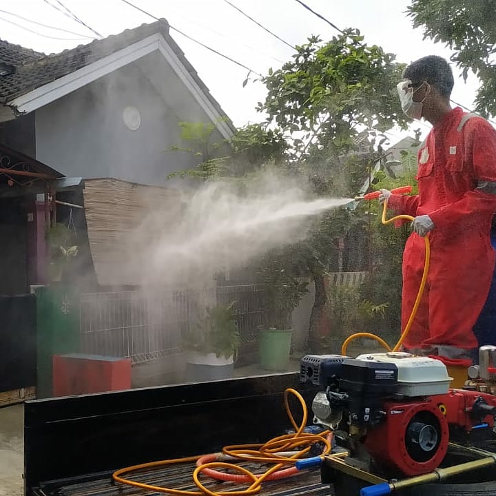 #CegahCovid19, Tim Spraying <a href="/pmicilegon/">PMI Kota Cilegon</a> lakukan sterilisasi di Perum BPI RT. 006 RW. 006, Kelurahan Panggung Rawi, Kecamatan Jombang - Kota Cilegon
#PMIKotaCilegon #PMISiapBantu #Infocilegon
<a href="/palangmerah/">Indonesian Red Cross</a> <a href="/Divisi_PB_PMI/">IG : berita_bencana 🔴</a> <a href="/info_cilegon/">Info Cilegon</a> <a href="/fesbukbanten/">Fesbuk Banten news</a>