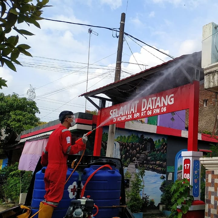 pmicilegon's tweet photo. #CegahCovid19, Tim Spraying @pmicilegon lakukan sterilisasi di Perum BPI RT. 006 RW. 006, Kelurahan Panggung Rawi, Kecamatan Jombang - Kota Cilegon
#PMIKotaCilegon #PMISiapBantu #Infocilegon
@palangmerah @Divisi_PB_PMI @info_cilegon @fesbukbanten https://t.co/yBjQAuVLRd