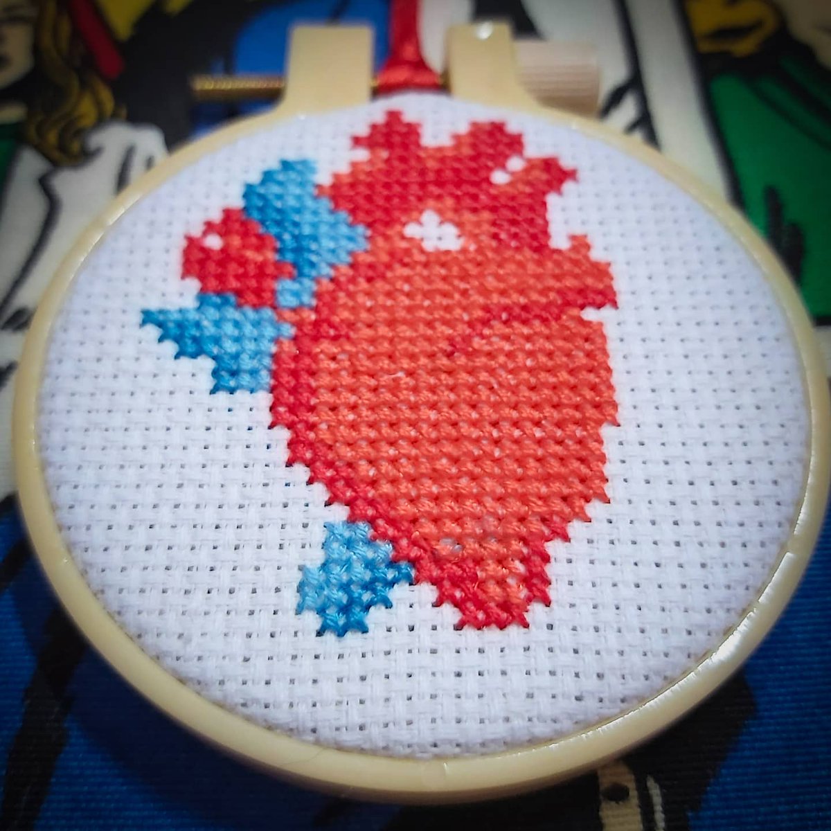 Working on some more of these 3" anatomical superhero hearts today! Struggling a little with motivation as the business side of things is slow, but also refusing to give up on my creativity 🤘🏼

Maybe a good horror will help...🤔

embRUDEry.co.uk