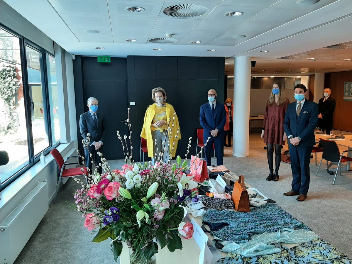 comeos_nl's tweet photo. Tweede rondetafel over de #toekomst van de #kledingsector bij Comeos, met Hare Majesteit de Koningin, @DominMichel_Com CEO van Comeos, @DecathlonBEL, @tapealoeil, @Bel_en_Bo, #LN|Knits. 👗 @MonarchieBe, @koentgh, @EllenKegels https://t.co/vnkUYNdWzU