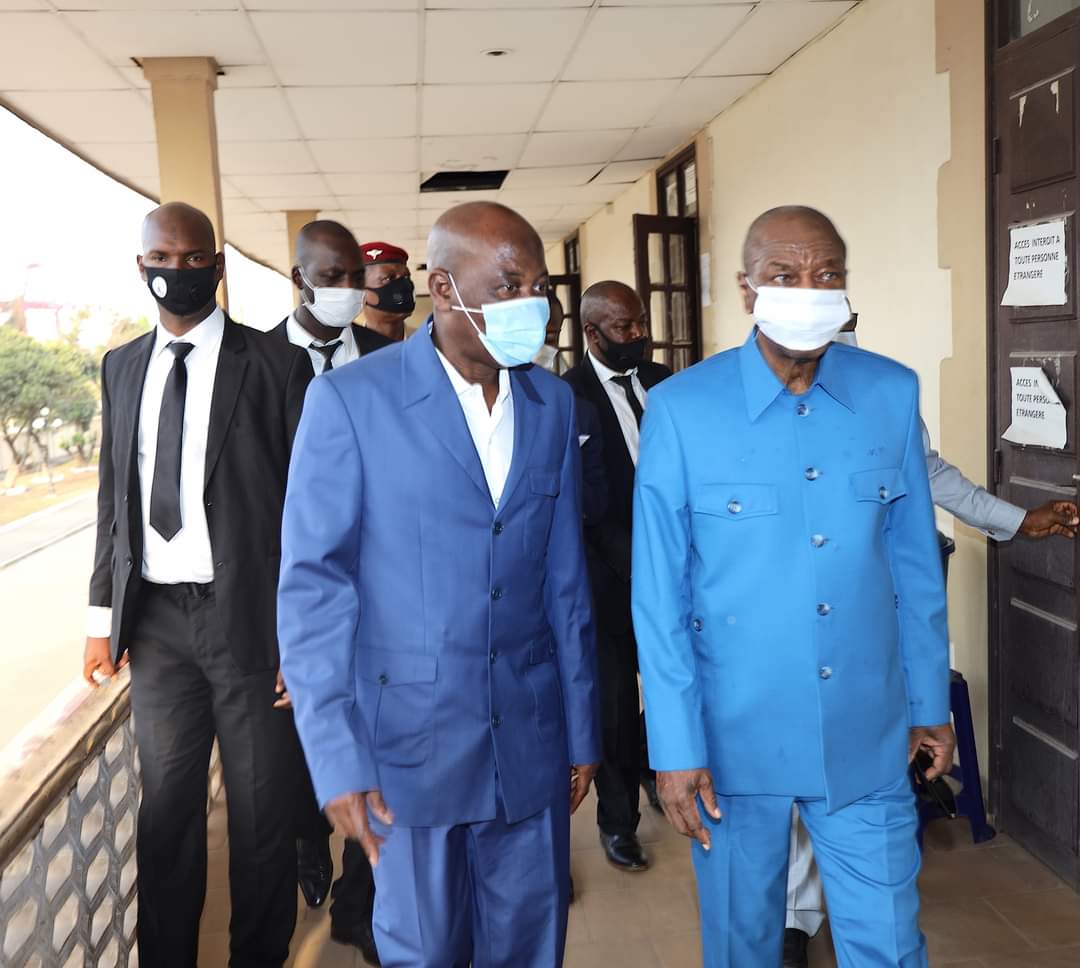 DisonsV's tweet photo. [#Gouverner_autrement]:
Ce matin, le Pr @alphacondepresi a effectué une visite surprise dans trois départements ministériels pour s'enquérir de l'efficacité des mesures administratives prises pour le bon fonctionnement de l'administration.
#Guinee #Kibaro #UE #UA https://t.co/lCrYjYoIls