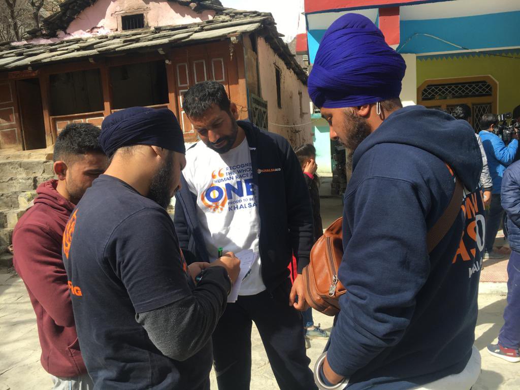 khalsaaid_india's tweet photo. Our Volunteer team is assessing the ground situation and taking necessary action to fulfill further requirements. We distributed torches, tarpaulins and tents to the affected people.

Langar will follow soon!

Thank you for your support!

#khalsaaidindia #Uttrakhand https://t.co/MrLiDgW0ue