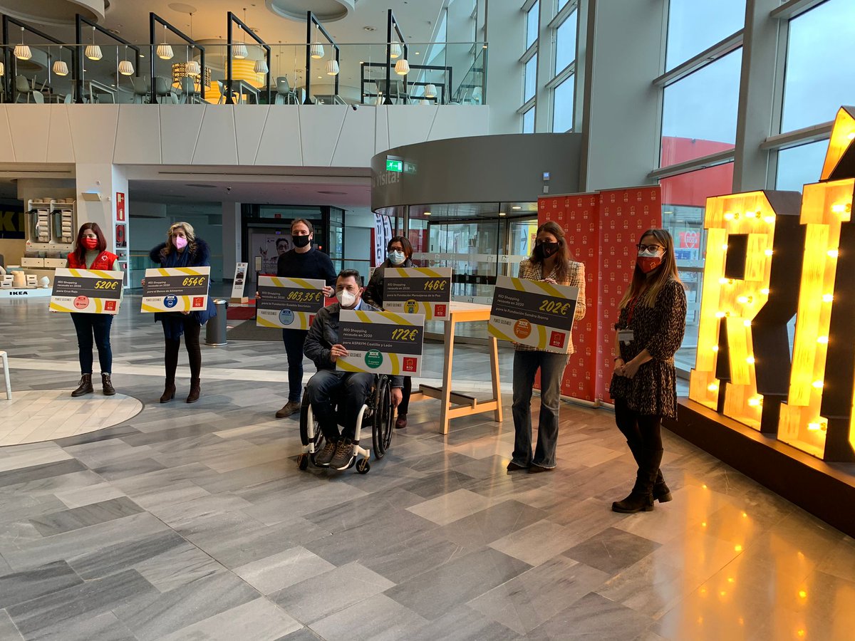 Aspaym_CyL's tweet photo. ¡Hoy hemos asistido a la entrega del #ChequeSolidario de @rioshopping! Muchas gracias por vuestra colaboración en este año tan complicado. Con @crecyl @cruzrojava @FBAValladolid @fundasandraIbarra @paz_mensajeros @ESFundacion https://t.co/Y82FCNBuvs