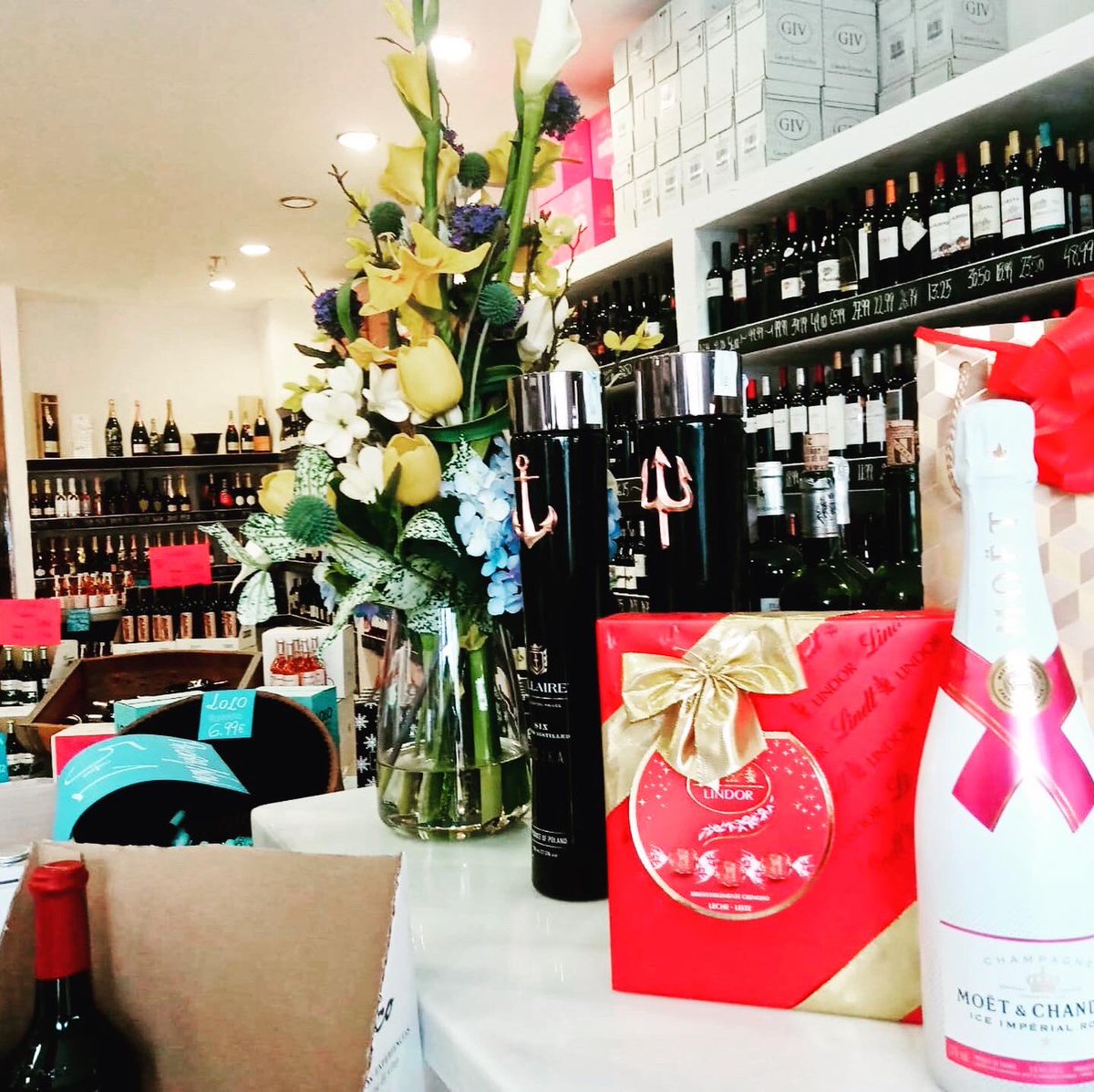 VinopolisSoto's tweet photo. Se acerca San Valentín! 💕💕  ven a vernos...Valentine’s Day is just around the corner... visit us at our shop! #sanvalentin2021 #regalavinos #gifts #valentinegifts
956 695858 https://t.co/16Bf6nFKkr https://t.co/FbcUYgBrAu