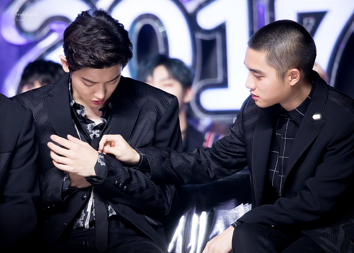  Buttons - Pussycat DollsKyungsoo he has 2 fully functioning hands. Let him do it. Jokes aside, its so wholesome how Kyungsoo would fix things for Chanyeol so patiently.