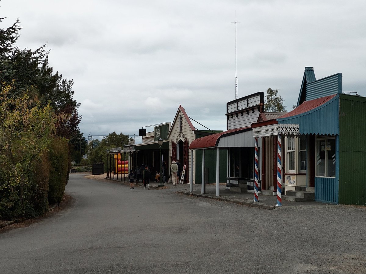 ShelleyHass's tweet photo. After the Cheese Fest, my father and I spent Waitangi afternoon at Brayshaw Park's Heritage Day. There were lots of fabulous classic cars and the miniature railway was running. #WaitangiWeekend #Blenheim #heritage https://t.co/uxx8yadg0M