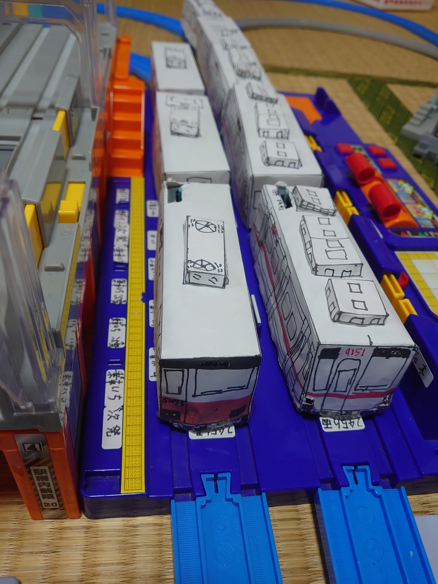 Ts Tuttu プラレールで欲しい車両がなかったのでカバーを作って楽しんでたよ ペーパークラフトをよく作っていたおかげで プラレールにぴったりの東武と9050型ができました T Co Fyziykcbjy Twitter