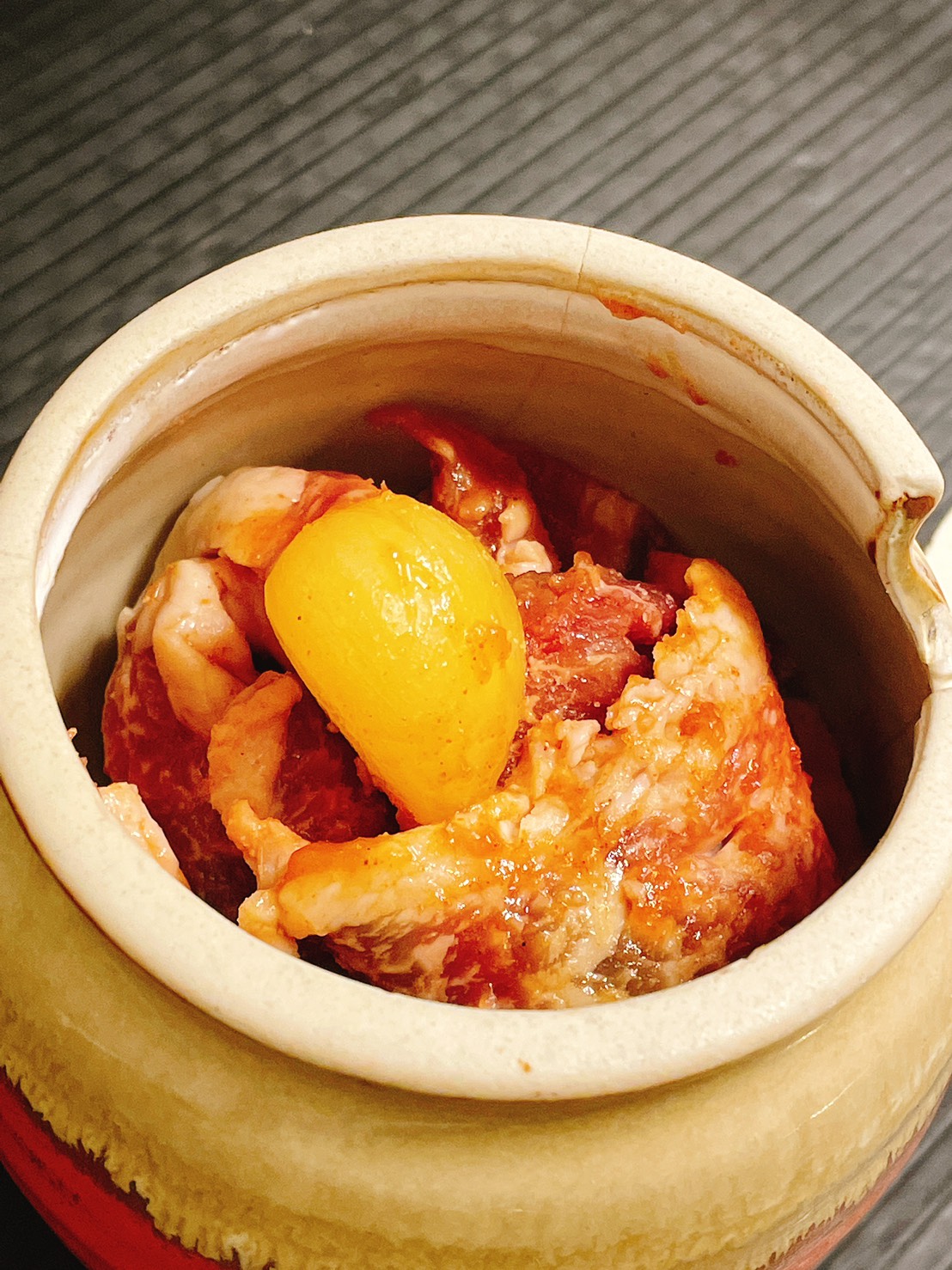 大衆焼肉みんなのにしき 壺漬けカルビ 赤身系 霜降り系 あっさり 旨味濃厚 歯ごたえがある 柔らかい カルビと特製ダレを壺に入れて漬け込んだ商品 甘めの味付けでお子様に人気 焼肉にしき 大衆焼肉みんなのにしき 岡山 岡山焼肉