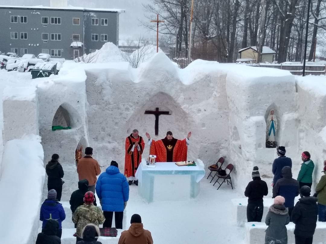 Sachinettiyil's tweet photo. Students at Michigan Technological University built an ice chapel where they celebrate Mass outdoors. (More pics) https://t.co/vP1KkdZQIS