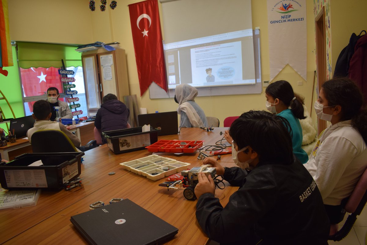 GSB_NizipGM's tweet photo. Nexus Projesi' kapsamında Merkezimizde yürütülen Robotik Kodlama, Micro Bit 3D Yazıcı eğitimlerimiz devam ediyor.🤖🤗
#Nexsus
#Robotim
#Legostro https://t.co/RHGN9rBxdy