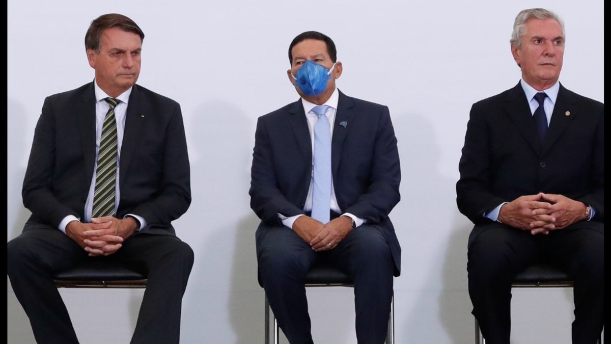 Negro26daCB's tweet photo. Vou contar uma piada com somente duas palavras e aposto que todos morrerão de rir: NOVA POLÍTICA!

#CapitaoCloroquina https://t.co/ZwHj50IwIf