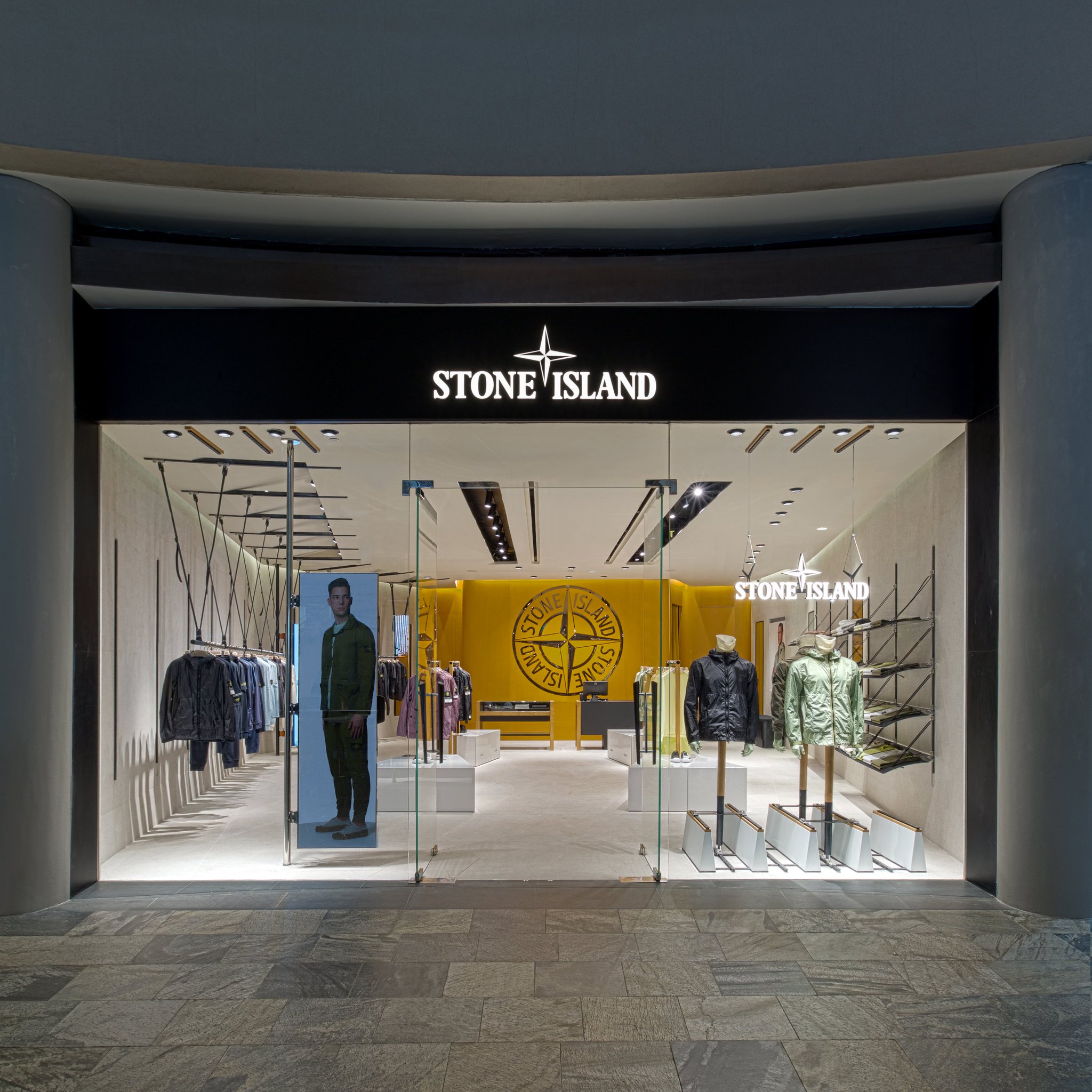 Цум stone. Бутик Stone Island. Stone Island shop. Магазин Stone Island в Стамбуле. Витрина магазина стон Исланд.