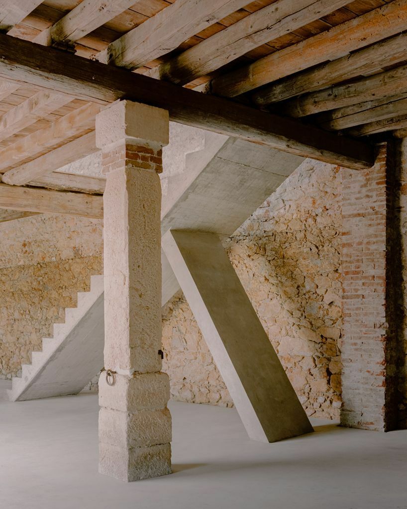 Apers's tweet photo. Pleonastic is Fantastic. Een simpele betonnen trap, edoch een eye-catcher. Ontwerp van de hand van AMAA studio. https://t.co/C4EhWj2aCF https://t.co/7AmoL7iV63