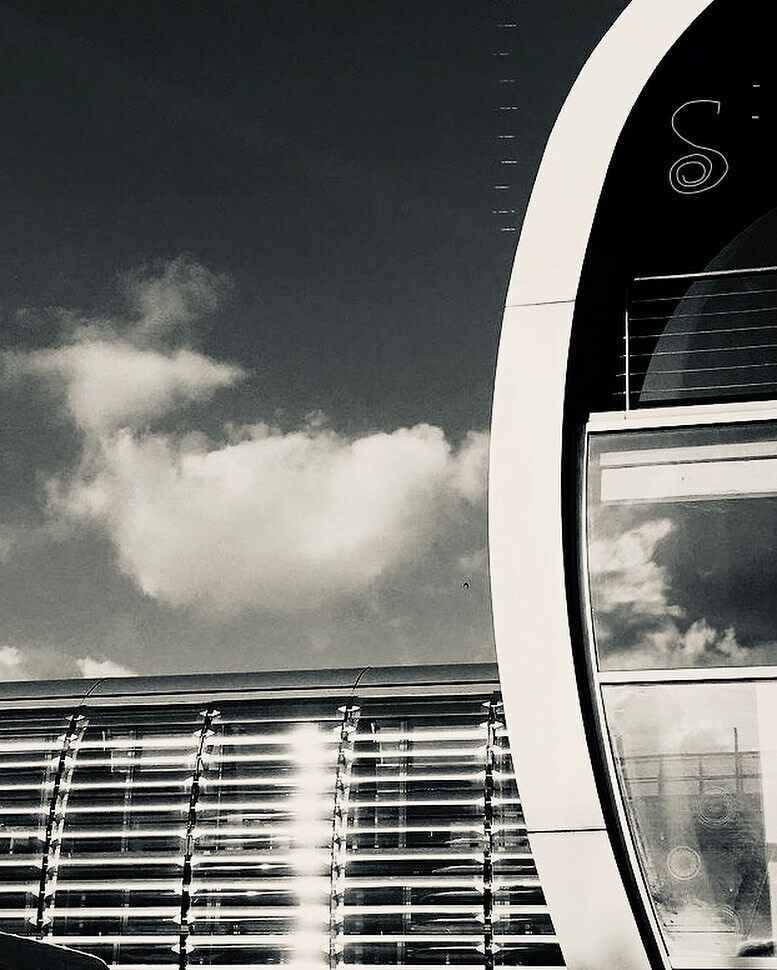 Sibilcita's tweet image. Architect: Hadi Teherani, Hamburg. HQ #tobiasgraulighting #designlamps.
•
•
•
•
•
•
#rustlord_unity #architecturewatch #rustlord_archdesign #architecture_hunter #sensational_architecture #globalfotografia_architecture #pinnacle_architecture #arc_… instagr.am/p/CLEfXzinhmt/