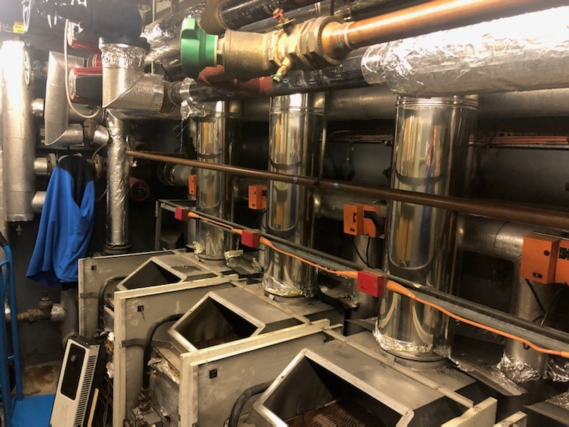GemtexHeating's tweet image. This Belgravia communal heating system is underway with 4 old inefficient floor standings boilers coming out &amp;amp; a single MYdens modular boiler being installed in its place! Massive savings in time spent onsite, flue costs, reduced down time, space saving (0.5m3) &amp;amp; 14kW turndown!