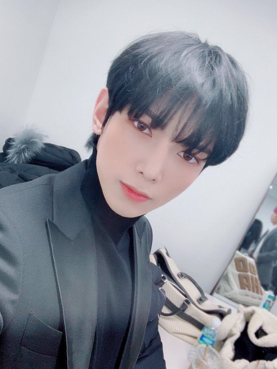 YeosangSpain's tweet photo. [📸: 080221 #YEOSANG TWITTER Update]

"📷 Fotos detrás de cámaras en The 30th High1 Seoul Music Awards
⠀
Vestir de traje y disparar los corazones de ATINY, completado😎🔫" 

#ATEEZ #에이티즈  #여상 #FEVER_Part_2 #THANXX #INCEPTION @ATEEZofficial https://t.co/GjvAeQiSM1