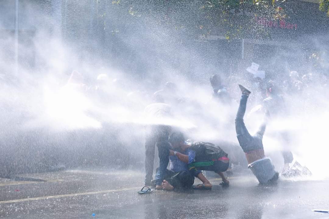 Jeon97San's tweet photo. The military and police shot protesters who are protesting peacefully in streets with water cannon and rubber bullets. 
A few of them  got injuries. 
Please, don’t turn a blind eye to Myanmar people who want Democracy and freedom.
#Feb9Coup
#WhatsHappeningInMyanmar
Hear Our Voice https://t.co/ur77hdrxRZ