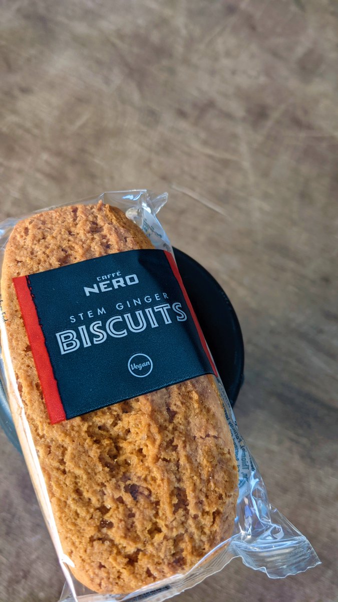 VeganOlive1's tweet photo. Another early morning freezing βοΈβοΈβοΈβοΈwalk, called for a #CaffeNero coffee & their awesome very gingery biscuits #Veganfoodshare #Itseasy2bvegan #PlantPowered #Veganfriendly #VegansofTwitter #Veganfood #CrueltyFree #SuitableForVegansπππ±π»ππ₯°π https://t.co/qKDYG0itp5
