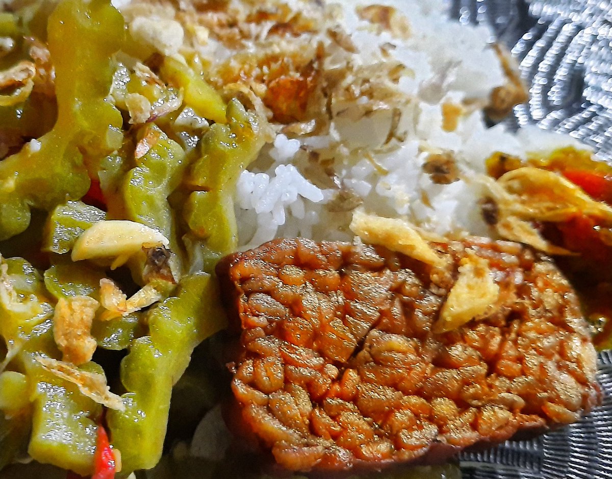 makan sekedar buat gengsi ya silahkan;
tapi kalo gengsinya gak kekejar, ya kejar enaknya;
kalo enaknya gak kekejar, ya kejar kenyangnya;
kalo kenyangnya juga gak kekejar, ya kejar rasa 'anget' di perut aja..

yg jelas,
di semua sikon yg mesti kekejar ya NIKMATNYA
#sobatkaliren