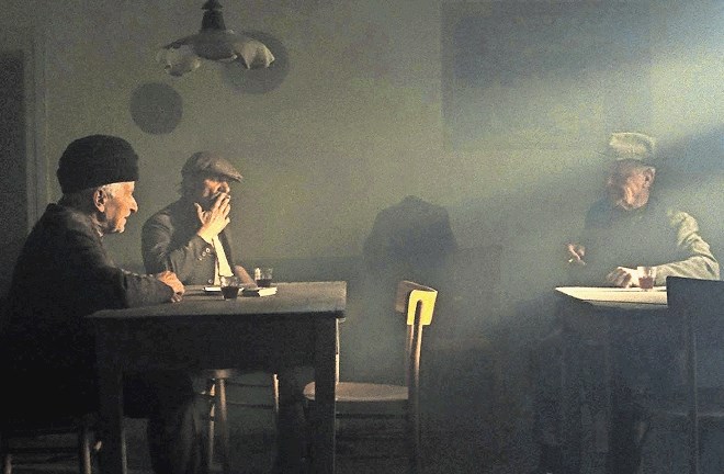 Filmofilofilmu's tweet photo. Zgodbe s kostanjevih gozdov  4/5
Slovene cinematic poetry.
The depiction/metaphor of woods is brilliant and seductive. Such a common place can become a haven or a trap, for the human (mind). We can resist or embrace their power, as a mere fragment of life.
#FilmTwitter #slofilm https://t.co/x3IXHvyLXm