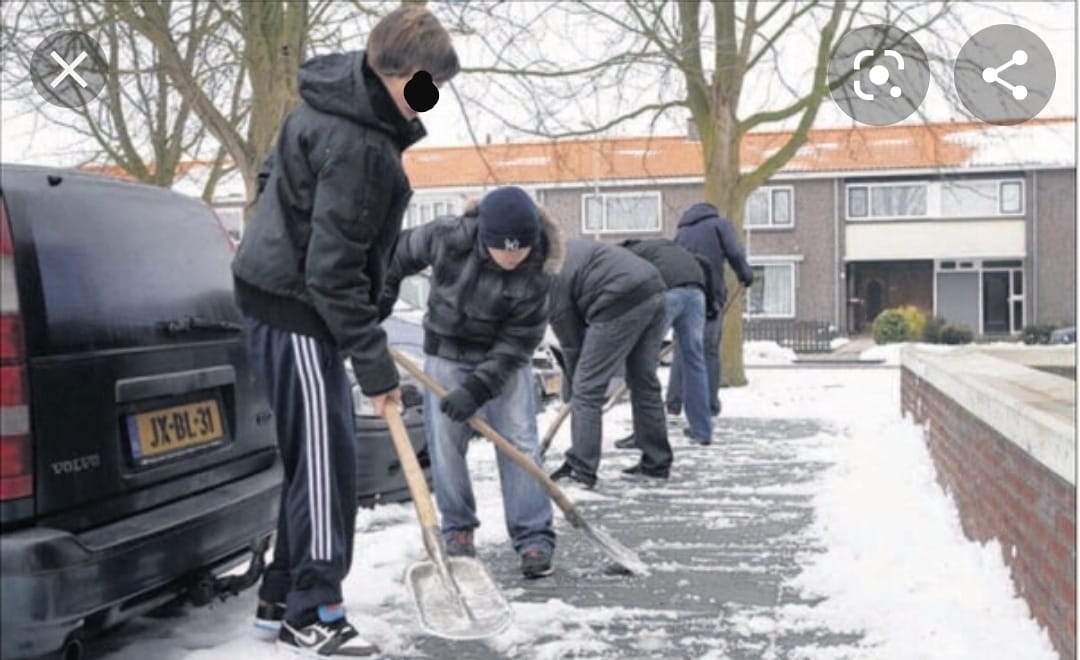 OPROEPJE aan alle jongeren! 
Even niks te doen? Wil je graag iets voor een ander doen? Meld je aan als sneeuwschuiver bij Naomi Smit, n.smit@wijz.nu en help ouderen uit brand (uhh, sneeuw 😜) #delenisgelukvoorvelen