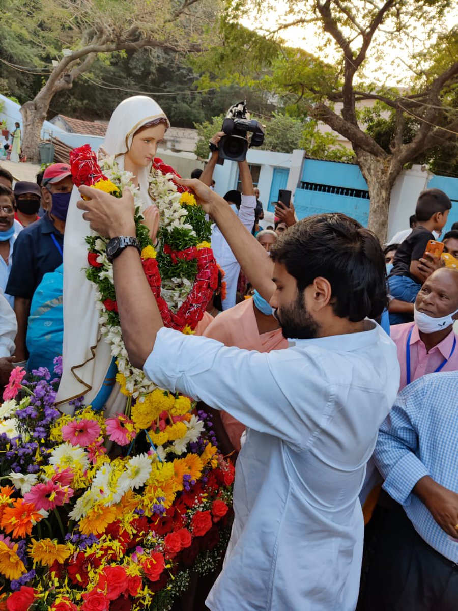 DevineniAvi's tweet photo. విజయవాడ గుణదల చర్చి నందు ప్రతి యేడు ఎంతో ఘనంగా నిర్వహించే మేరీమాత మహోత్సవ కార్యక్రమంలో పాల్గొని మాత తేరు ఊరేగింపులో పల్లకి మోసి ప్రత్యేక పూజలు నిర్వహించడం జరిగింది.
#AvinashForVijayawadaEast #Vijayawadaeast #DevineniAvinash #marymatha https://t.co/X16q7GC3DF