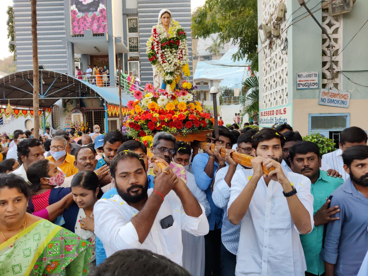 DevineniAvi's tweet photo. విజయవాడ గుణదల చర్చి నందు ప్రతి యేడు ఎంతో ఘనంగా నిర్వహించే మేరీమాత మహోత్సవ కార్యక్రమంలో పాల్గొని మాత తేరు ఊరేగింపులో పల్లకి మోసి ప్రత్యేక పూజలు నిర్వహించడం జరిగింది.
#AvinashForVijayawadaEast #Vijayawadaeast #DevineniAvinash #marymatha https://t.co/X16q7GC3DF